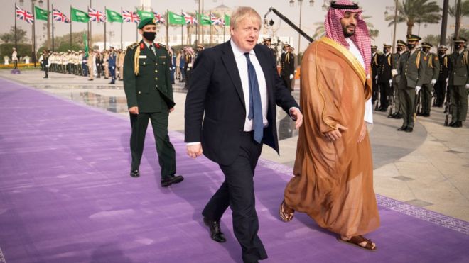 رئيس الوزراء بوريس جونسون (يسار) في استقبال محمد بن سلمان ، ولي عهد المملكة العربية السعودية ، قبل اجتماع في الديوان الملكي في 16 مارس 2022 في الرياض ، المملكة العربية السعودية.