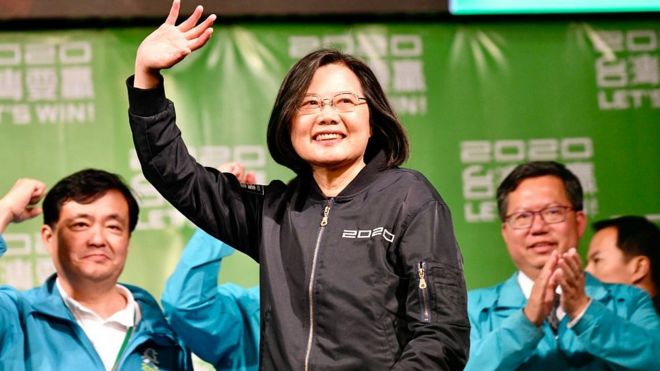 Tsai Ing-wenが2020年1月11日に台北のサポーターに手を振る