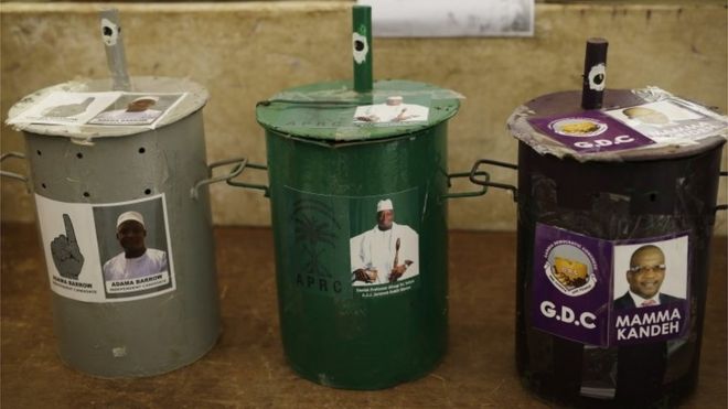 Три избирательных барабана установлены на избирательном участке в Серрекунде, Гамбия, среда, 30 ноября 2016 г.,