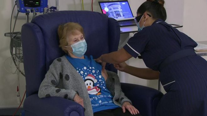 Margaret Keenan receiving vaccine