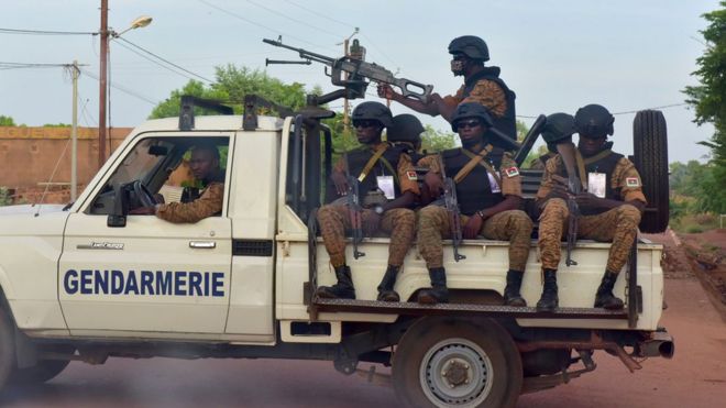 На снимке, сделанном 30 октября 2018 года, изображены жандармы Буркинабе, сидящие на своем автомобиле в городе Уихигуя на севере Буркина-Фасо