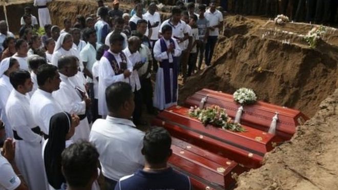 श्रीलंका में लोगों को दफ़नाना शुरू हो गया है