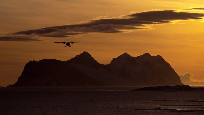 Самолет Twin Otter, управляемый Британской антарктической службой, возвращается на станцию ??Ротера на Антарктическом полуострове