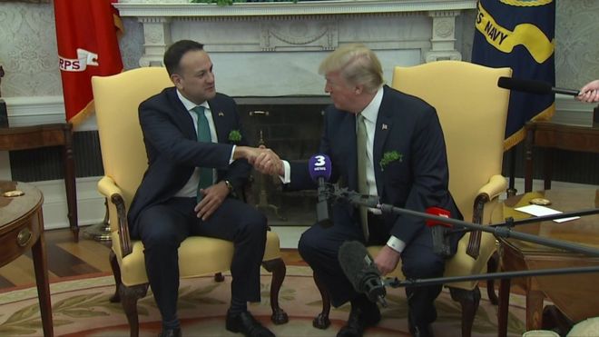 Президент Трамп и Лео Варадкар пожимают друг другу руки