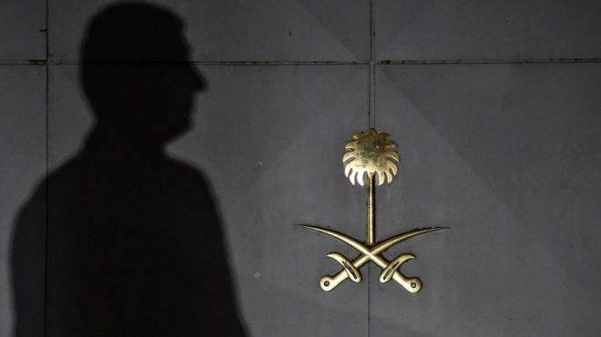 Sombra de homem é projetada em portão do consulado saudita em Istambul