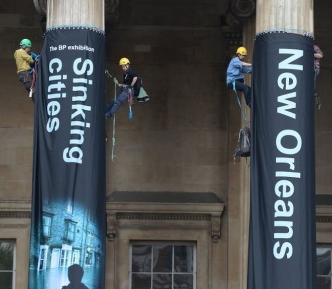 Баннеры развернуты в протесте Гринпис в Британском музее