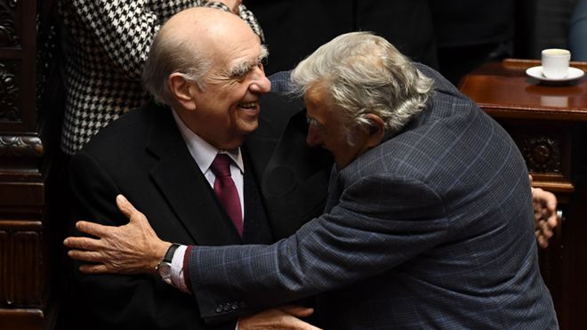 El abrazo de despedida entre dos rivales históricos: el expresidente conservador Julio María Sanguinetti y el exmandatario socialista José "Pepe" Mujica.