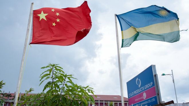 Китайский флаг возле фабрики C&D Products в Кигали