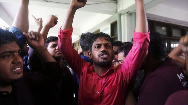 Студенты университета принимают участие в акции протеста после того, как сокурсник был найден мертвым, в кампусе университета Дакка, Бангладеш, 7 октября 2019 г.