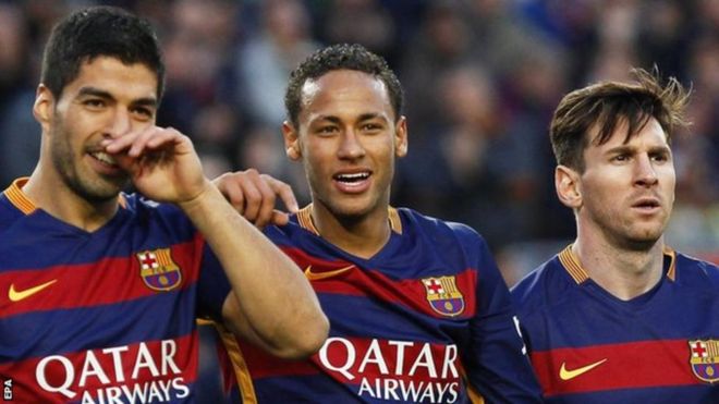 Mshambuliaji wa Barcelona Neymar katikati, 25, amewaambia wachezaji wenzake, Lionel Messi na Luis Suarez, kuwa atabakia Barca