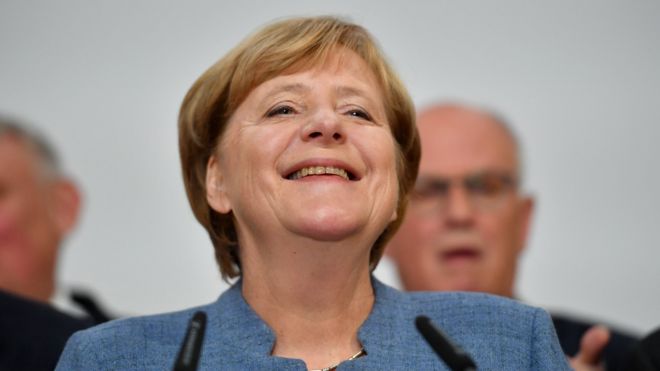 독일 총리이자 기민련(CDU) 당수인 앙겔라 메르켈이 베를린에서 열린 CDU의 총선 행사에서 웃음을 짓고 있다
