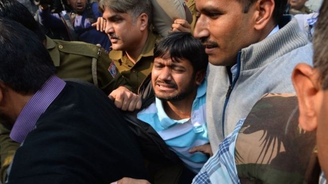 На снимке, снятом 17 февраля 2016 года, показано, что лидер индийского студенческого союза Канхайя Кумар (C) сопровождается полицией в суд Патиала для слушания в Нью-Дели 17 февраля 2016 года.