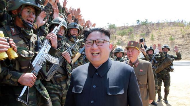 Ким Чен Ын (C) осматривает «Соревнования по поражению и поражению цели сил специального назначения КНА-2017» в неизвестном месте в Северной Корее