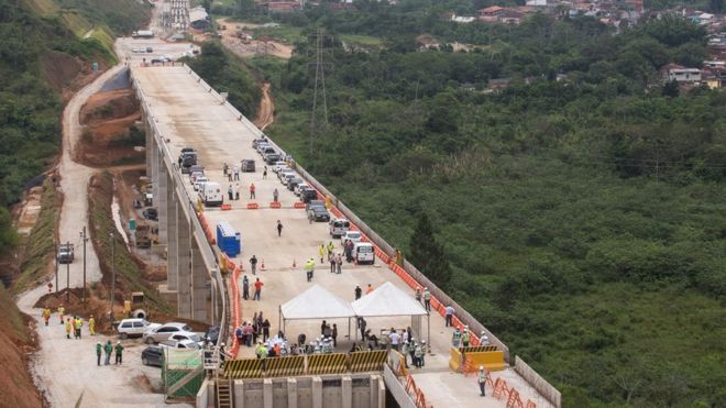 Obras da estrada que liga o Vale do Paraíba ao Litoral Norte de São Paulo