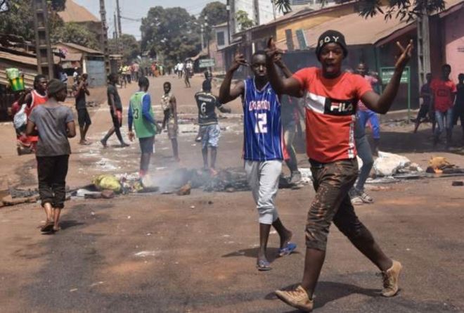 manifestants guinéens contre la modification de la Constitution