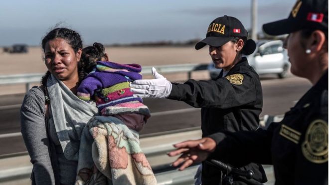 Algunos migrantes pasan hacia Perú pese al endurecimiento de las medidas del gobierno de Lima.