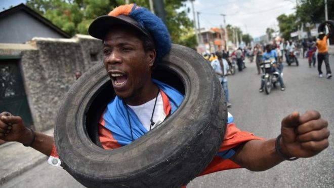 Демонстранты прошли маршем по улицам Порт-о-Пренса, 14 июля 2018 года