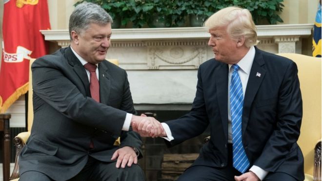 Poroshenko shakes hands with Trump