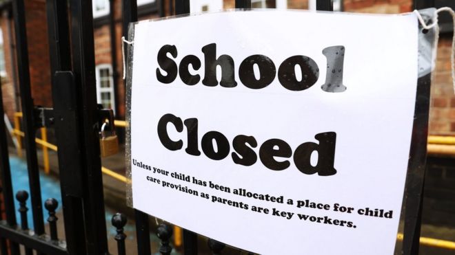 Знак "школа закрыта" в Ноттингеме