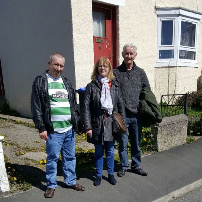 Томми Чалмерс (слева), Пэт МакБэйн (в центре) и Роберт Уэстон (справа) возле дома в Туррифе, где жил их отец
