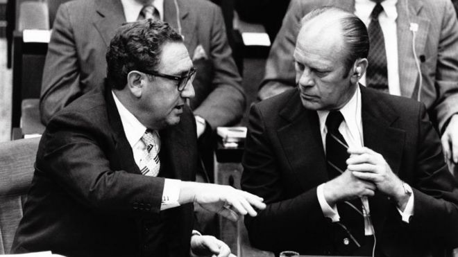 Генри Киссинджер и президент Джеральд Форд на саммите в Париже
