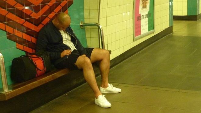 человек спит на платформе