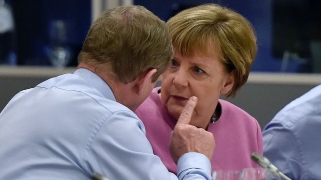 Премьер-министр Ирландии Энда Кенни (слева) беседует с канцлером Германии Ангелой Меркель в Брюсселе