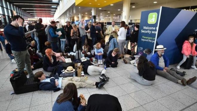 Пассажиры ждут в Северном терминале в лондонском аэропорту Гатвик, к югу от Лондона, 20 декабря 2018 года после того, как все рейсы были приземлены из-за беспилотников, летящих над аэродромом