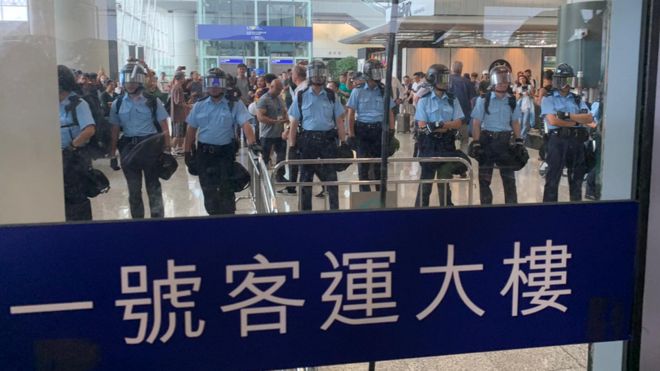 配戴防暴装备的警员已在机场内列阵戒备。