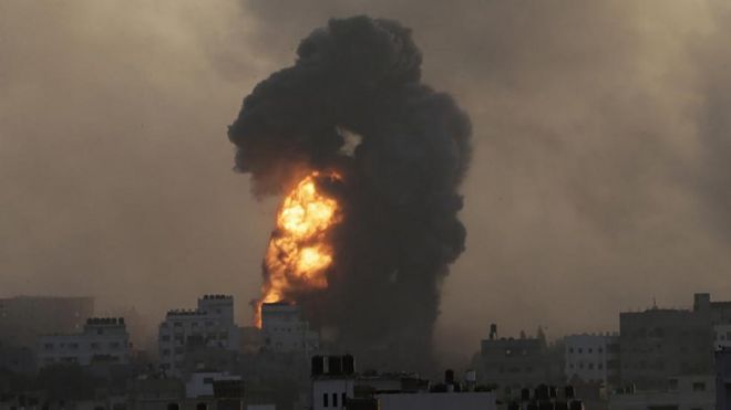 イスラエル軍の攻撃を受けたガザ市上空に炎と黒煙が立ち上る（2日、ガザ市タル・アル・ハワ）