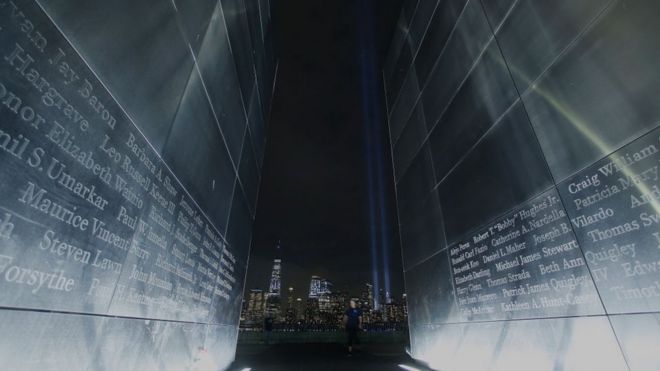 Ежегодная Дань Света, приуроченная к 17-й годовщине нападения на Всемирный торговый центр, освещается в нижнем Манхэттене рядом с Единым всемирным торговым центром в Нью-Йорке 11 сентября 2018 года, как видно из Мемориала Пустого неба 9/11 в Джерси-Сити. , Нью-Джерси.