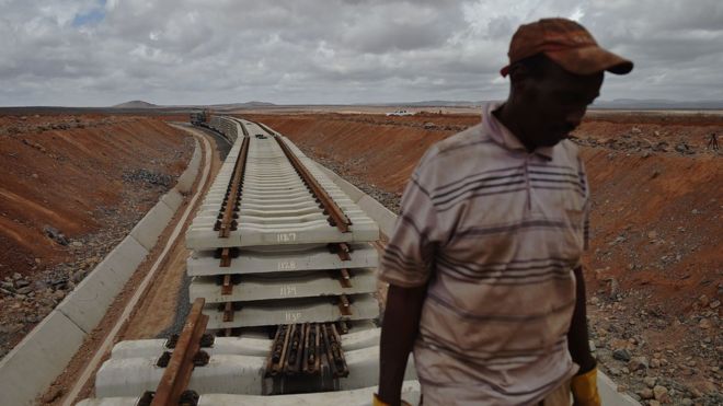 Рабочий на линии Аддис-Абеба-Джибути