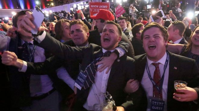 Mientras tanto, en el evento programado para Donald Trump en Nueva York, sus seguidores celebraban.