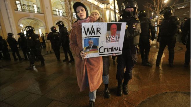 Người biểu tình phản đối chiến tranh ở Saint-Petersburg, Nga bị cảnh sát đưa đi hôm 3/3/2022