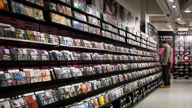 28 декабря 2018 года в Лондоне мужчина просматривает компакт-диски внутри оригинальной сети музыкальных магазинов HMV