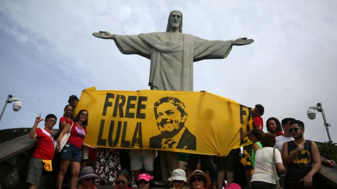 巴西前总理劳拉的支持者在里约热内卢耶稣像前打开声援劳拉横幅（14/4/2018）
