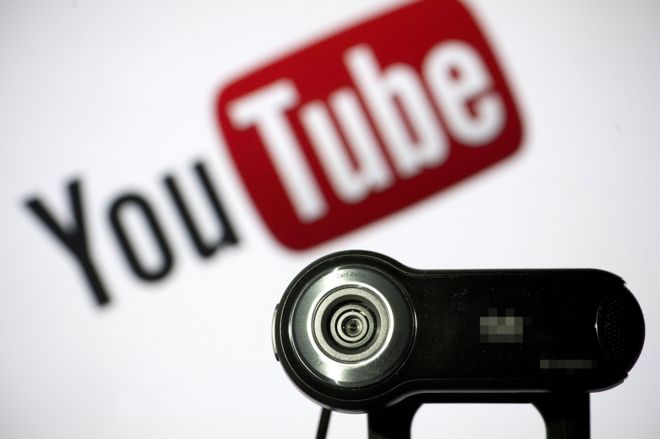 Веб-камера расположена перед логотипом YouTube