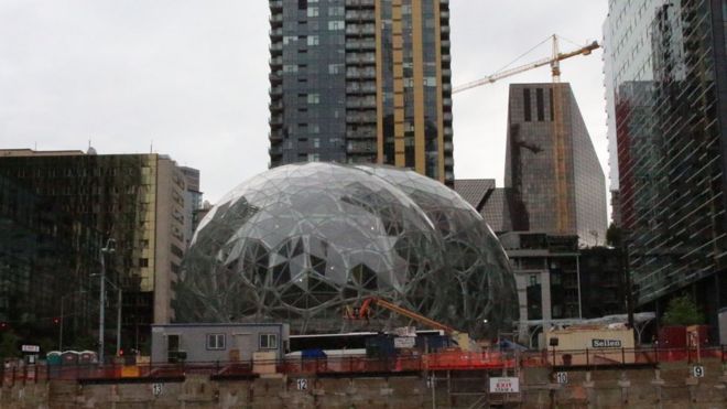 11 мая 2017 года в центре Сиэтла, штат Вашингтон, в центре городского кампуса Amazon строится привлекательное офисное здание Spheres с водопадами, тропическими садами и другими связями с природой.
