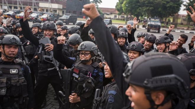Para anggota polisi merayakan keberhasilan menyelesaikan kerusuhan dan pendudukan sejumlah sel di Mako Brimob oleh 155 napi kasus terorisme yang menewaskan lima rekan mereka.
