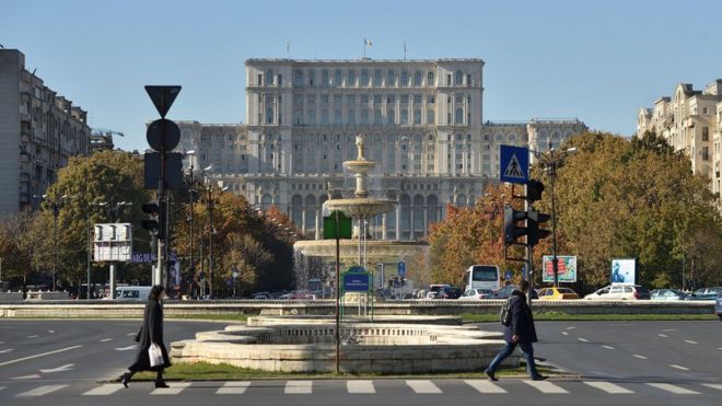 Вид на румынский парламент в столице страны, Бухаресте