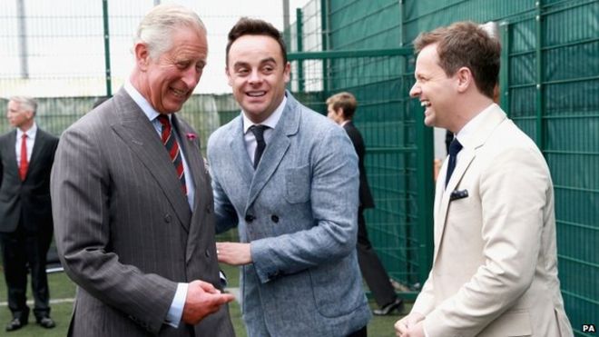Принц Чарльз поделился шуткой с Муравьем и Деком в тюрьме Парк, Бридженд