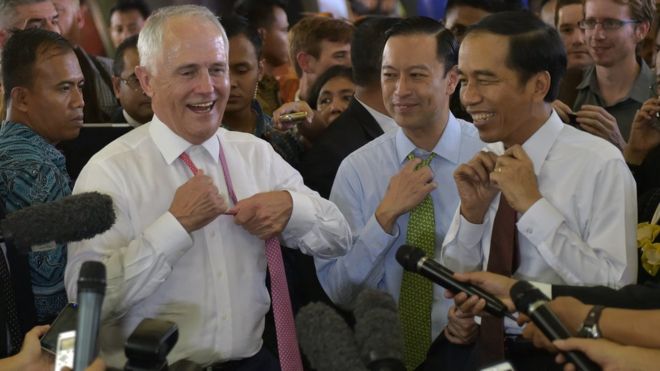 Премьер-министр Австралии Малкольм Тернбулл (слева) и президент Индонезии Джоко Видодо (справа) ослабляют свои связи, посещая розничный рынок Танах Абанг в Джакарте 12 ноября 2015 года. Тернбулл впервые посетил Индонезию после прихода к власти, стремясь восстановить Ключевые отношения напряглись повторными кризисами при его консервативном предшественнике.