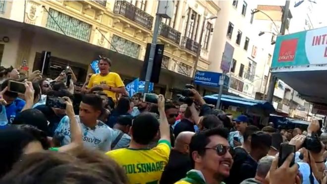 Resultado de imagem para Bolsonaro sofre um atentado Ã  faca e muda a campanha
