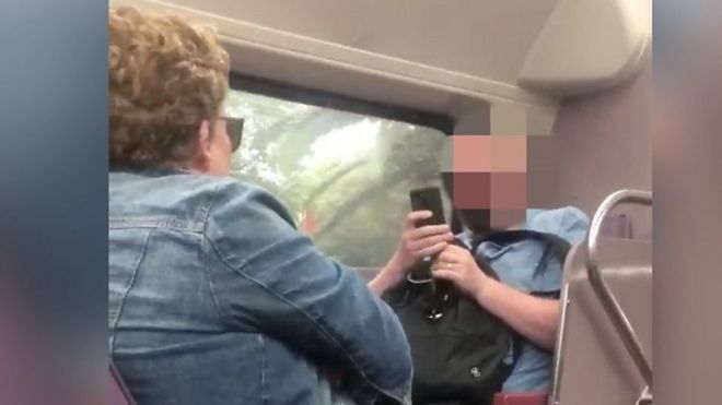 Discussão é registrada em trem em Sydney após mulher começar a tossir