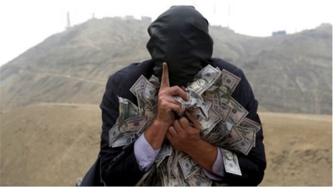 Людина із закритим обляччям із грошима