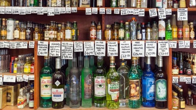 Botellas de diferentes tipos de alcohol en unas repisas