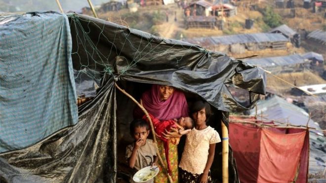 Женщина-рохинджа позирует фотографу со своими детьми, в том числе новорожденной в своей самодельной палатке в лагере в Палонгхали, Ухия, Коксбазар, Бангладеш, 05 октября 2017 года.