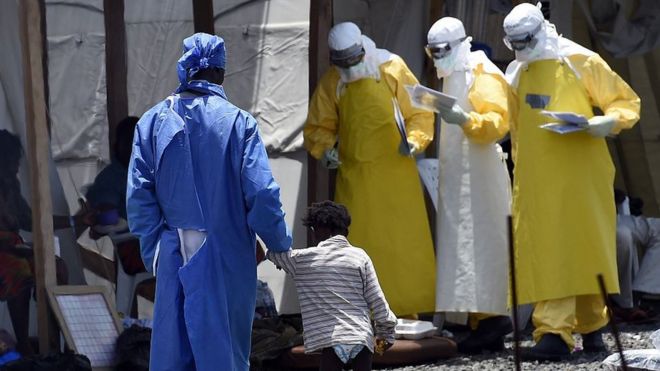 Médicos contra el ébola.