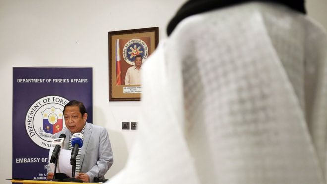 Посол Филиппин Ренато Педро Вилья беседует с журналистами в Кувейте (21 апреля 2018 года)