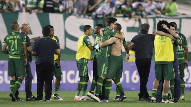 Бразильский Chapecoense празднует после полуфинального футбольного матча Copa Sudamericana против аргентинского Сан-Лоренцо в Chapeco, Бразилия, 23 ноября 2016 года